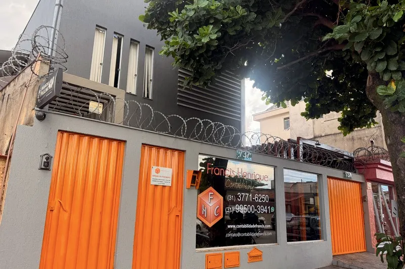 Fachada do escritório da Francis Henrique Contabilidade, na R. Santa Catarina, em Sete Lagoas